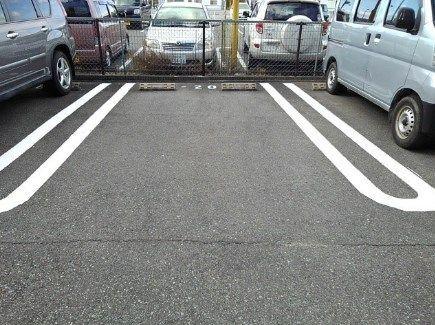 カーサ・プラシードA 駐車場