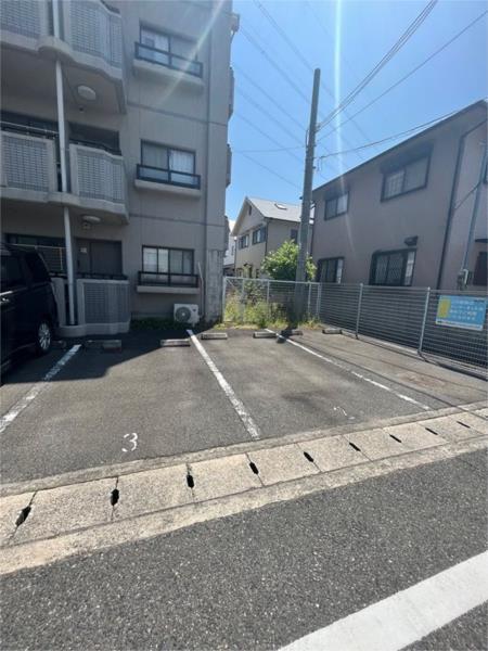 ドール辻井 駐車場