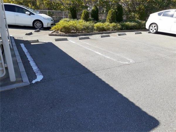 ラフレシールＨ 駐車場
