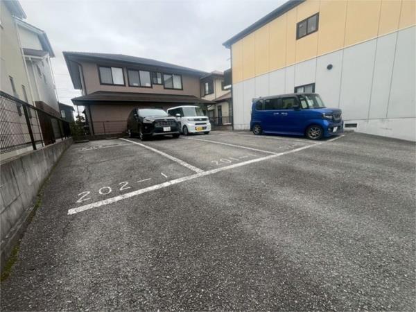 フォーレス御立東 駐車場