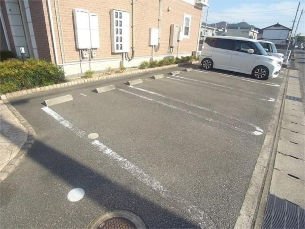 リジュール南条 駐車場