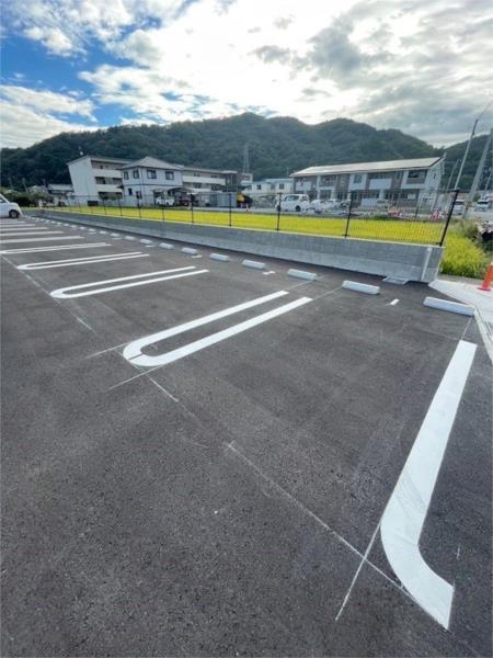 アル・グレース 駐車場