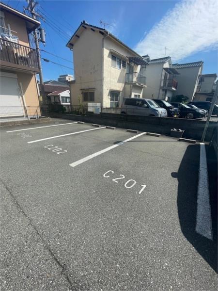 シャーメゾン今宿 駐車場