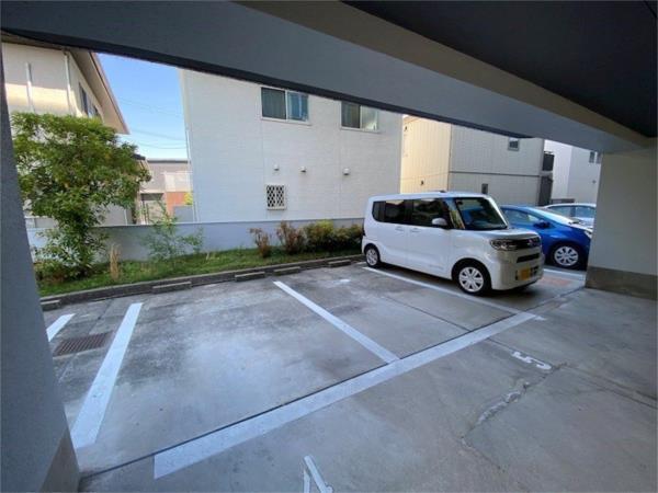 キャッスルコート御立 駐車場