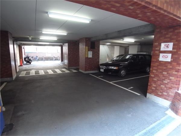 コスモプラザ三宮（1007） 駐車場