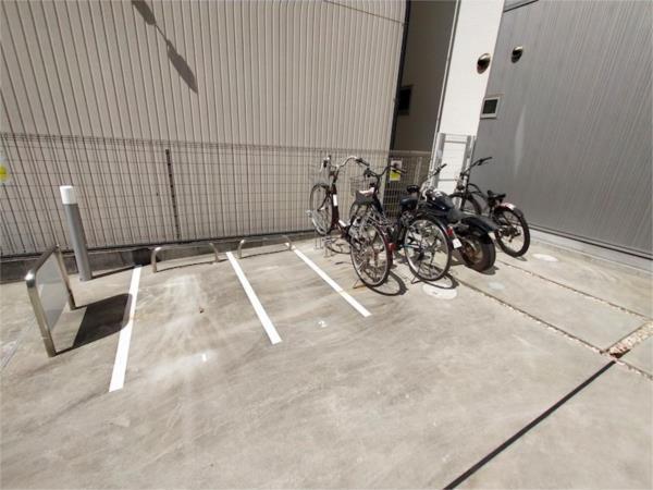 ワコーレヴィータ旗塚通 駐車場