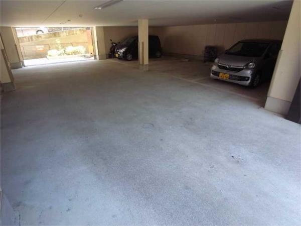 サンスコーレ弐番館 駐車場