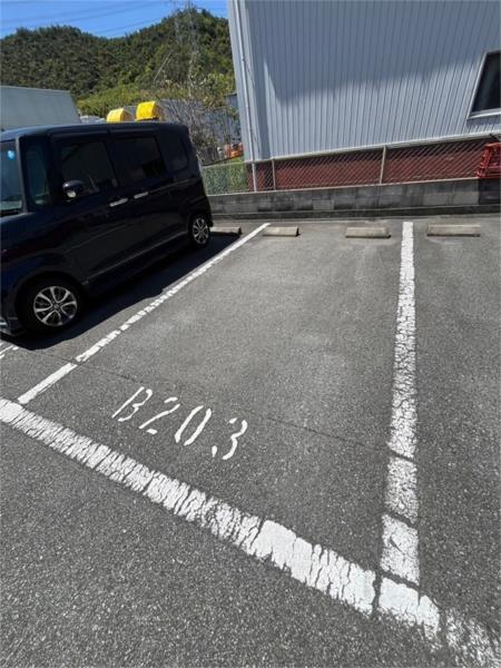 メゾンフリューゲルB棟 駐車場