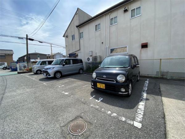 ホワイトタウン 駐車場