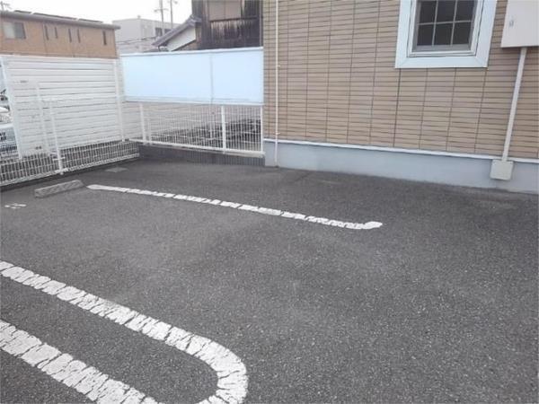 モア エトワール 駐車場