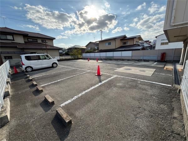 リバーパレス浜田 駐車場