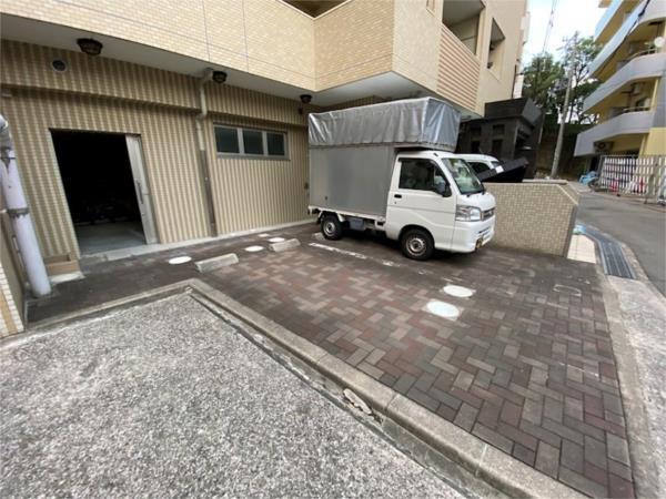 ウォームスヴィル神戸元町JP 駐車場