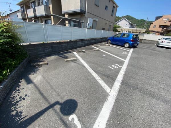 ファミール薬師館 駐車場