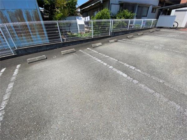リバーサイドビラ（102） 駐車場