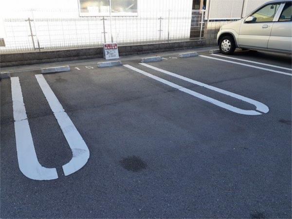 グランアウローラVIII 駐車場