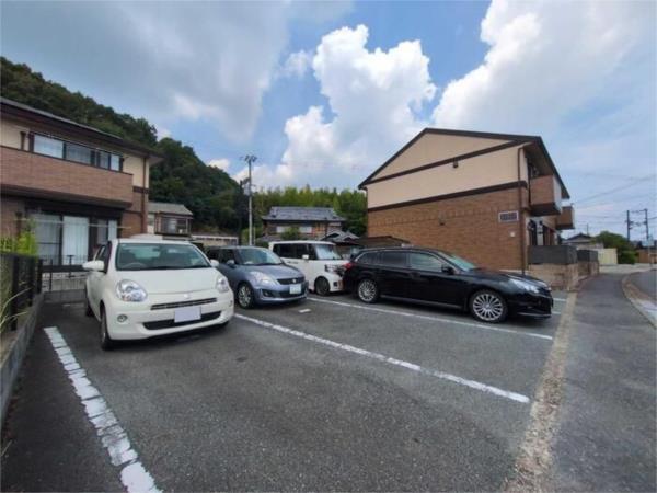 ヴァン・クレシェンテ 駐車場