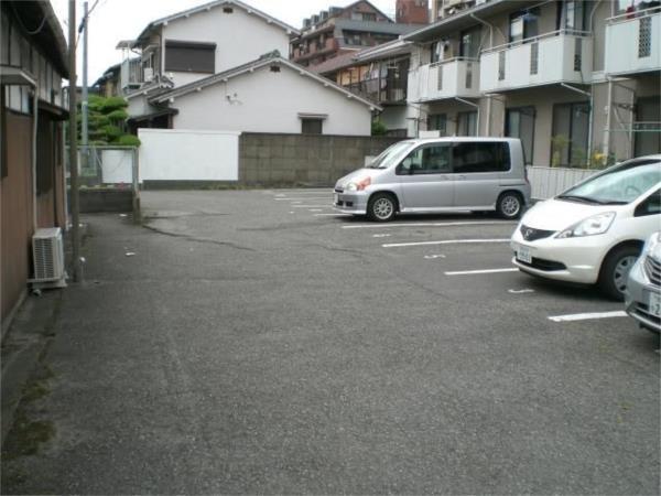 ハイツ梅ヶ枝 駐車場