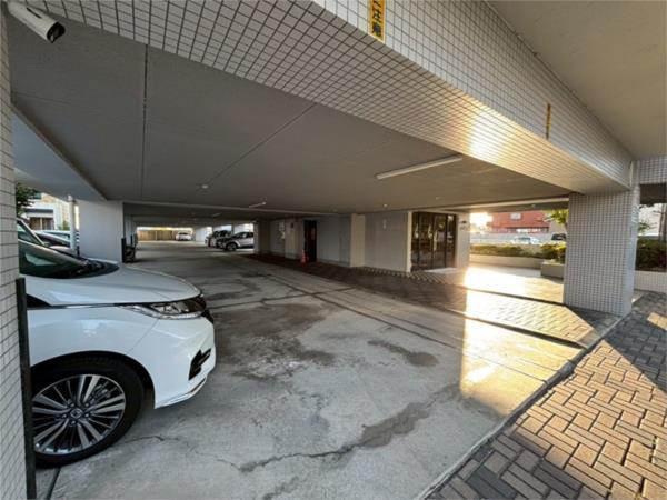 ロワイヤル安室 駐車場