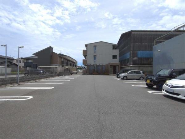 Ott’s Palace 駐車場