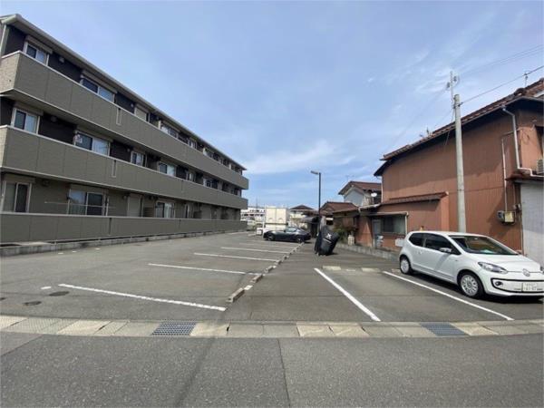ラベニール 駐車場