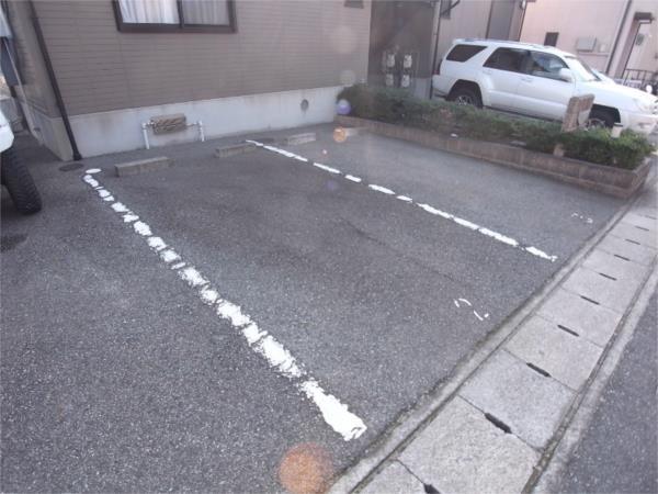 グランディールＮＫＴ 駐車場