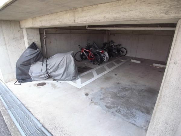 ビーフェリス 駐車場