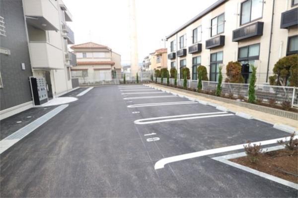 ルミナーレ 駐車場