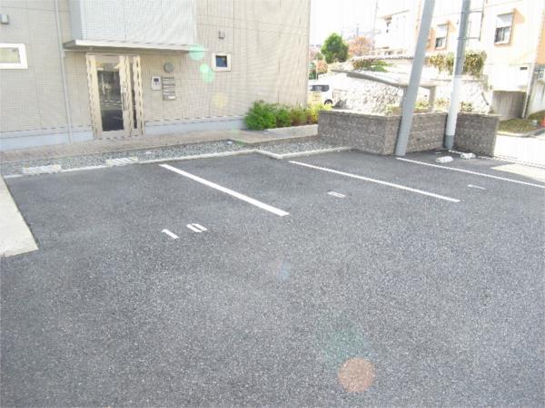 ソノーレ鈴蘭 駐車場
