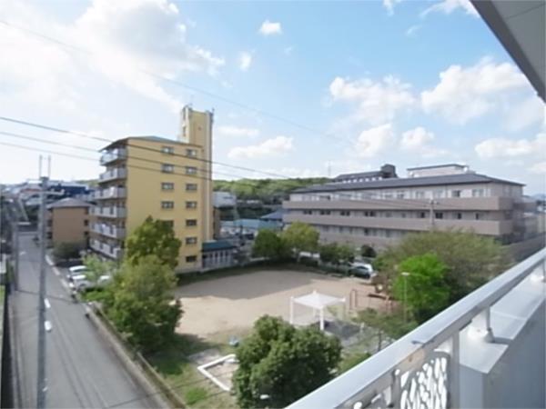 シュロスアリノ 駐車場