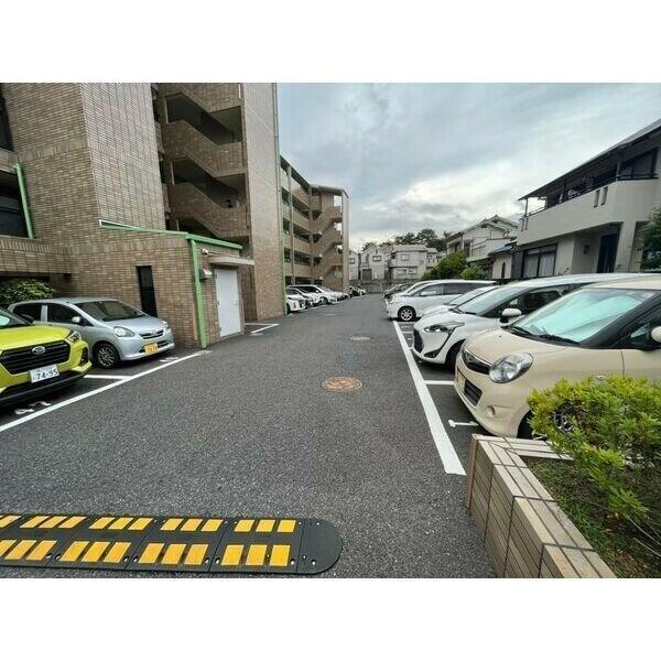 レフィナード 駐車場