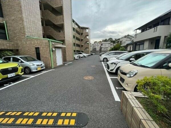 レフィナード 駐車場