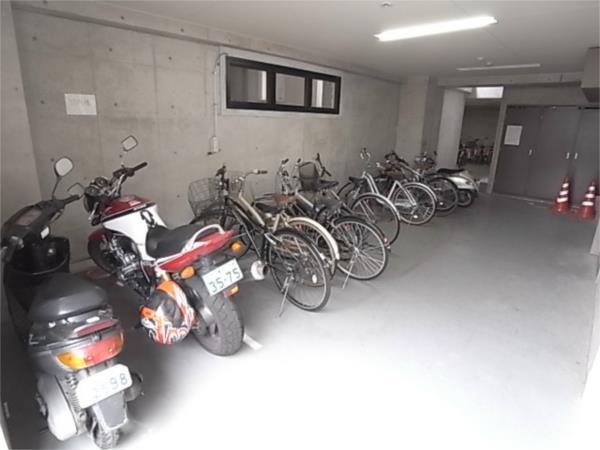 エスポワール春日野道II 駐車場