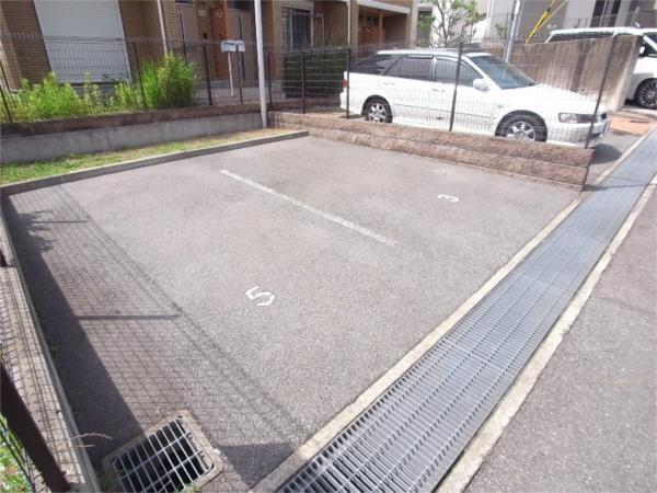 ルマージュ神戸5番館 駐車場