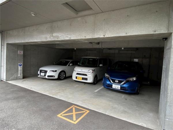 ジープラス 駐車場