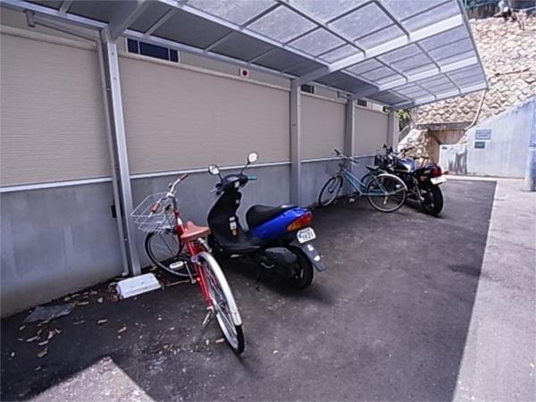 グランシャリオ山本通III 駐車場