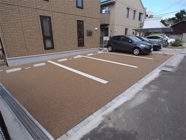 アウグーリオカーサ 駐車場