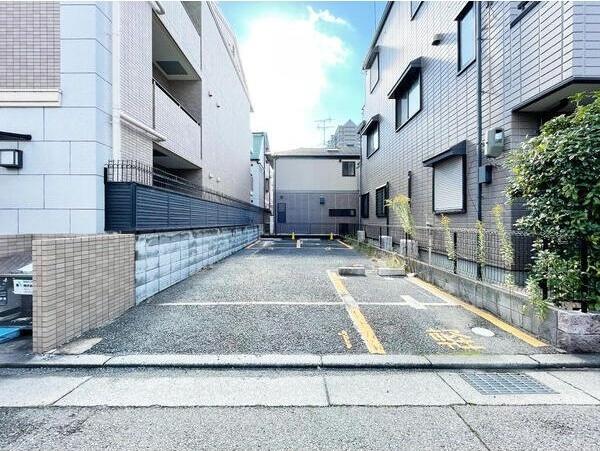 ドム北口 駐車場