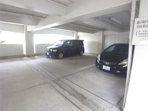 グリーンハイツ諏訪山 駐車場