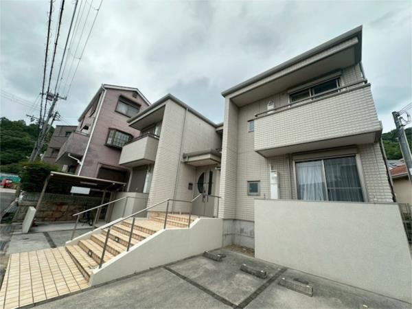 エスコート山根 外観