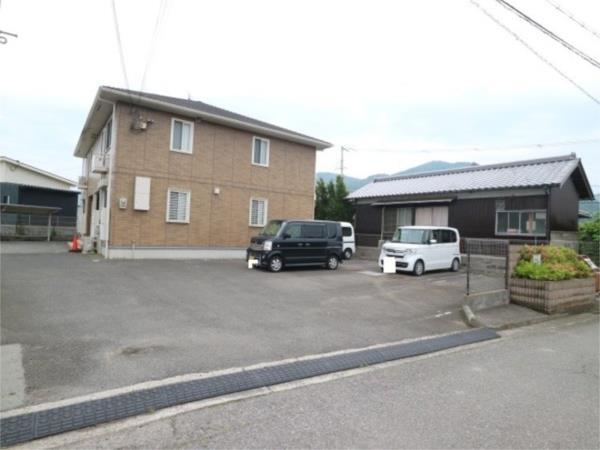 シャルム里 駐車場