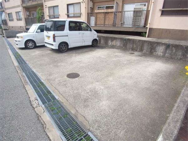 セオコート高丸 駐車場