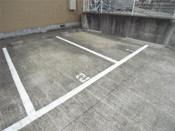 HiLLSすずらん（201） 駐車場
