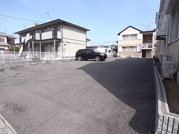ハイツラポート 駐車場