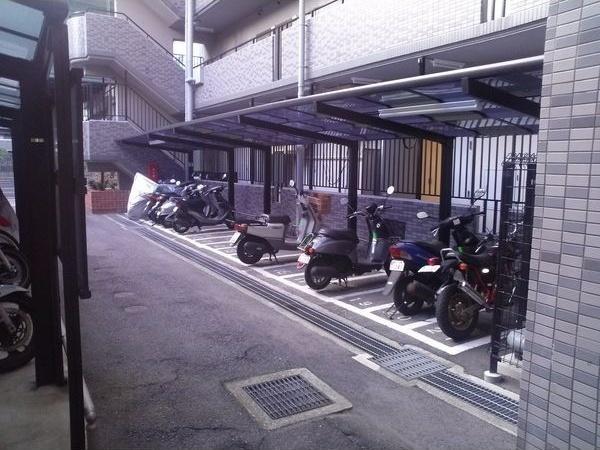 朝日プラザアルファポート神戸 駐車場