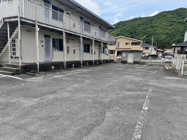 メゾンT2-B 駐車場