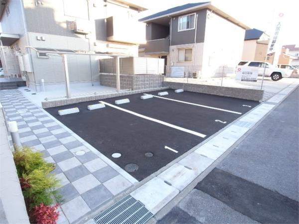 エルスールJ 駐車場