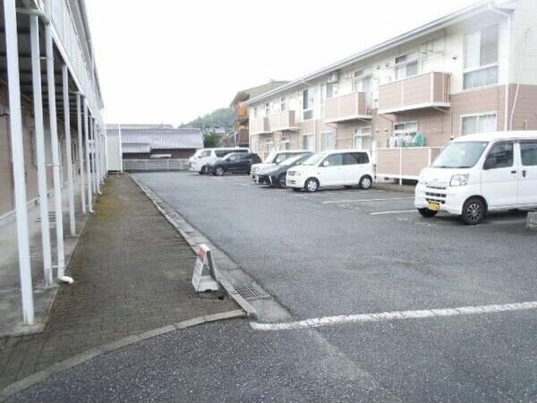 メゾン白国1号棟・2号棟 駐車場