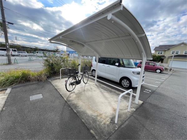 コゥジィーコート 駐車場
