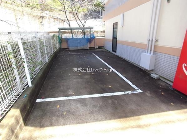 司ハイツ 駐車場