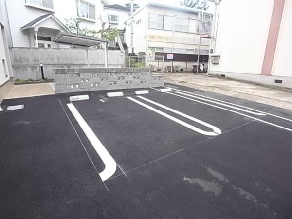 メゾン　もくれん 駐車場